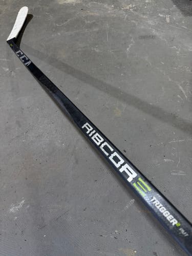 CCM Trigger 2PMT Pro Stock Hockey Stick 90 Flex Right P90M 6385