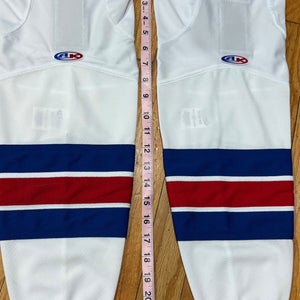 White Youth Small Athletic Knit HS2100 Socks (Used)