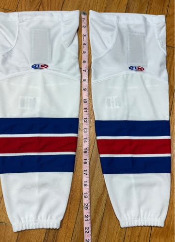 White Youth Small Athletic Knit HS2100 Socks (Used)