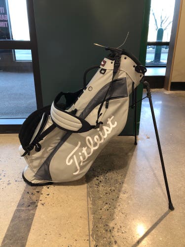 Men's Titleist Standing Golf Bag (Used)