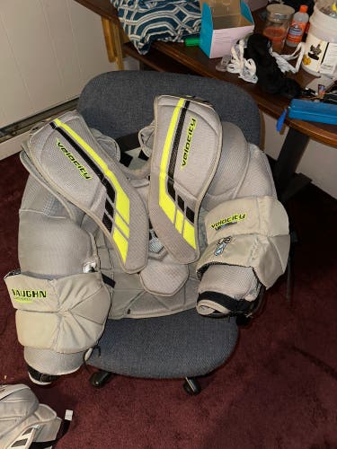 Small 2018 Vaughn VE8 Pro Carbon Goalie Chest Protector Pro Stock (Used)