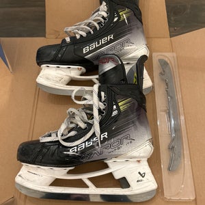 2023 Bauer Vapor Hyperlite 2 Hockey Skates 7.5 (Used)