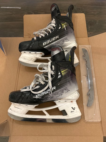 2023 Bauer Vapor Hyperlite 2 Hockey Skates 7.5 (Used)