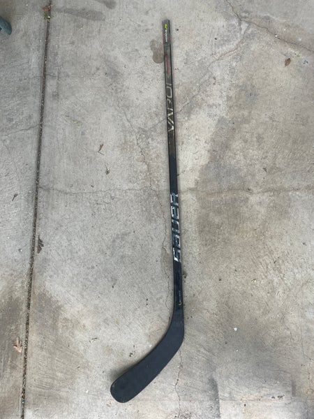 Junior Bauer Vapor Hyperlite Right Handed Hockey Stick P92 30 Flex (Used)