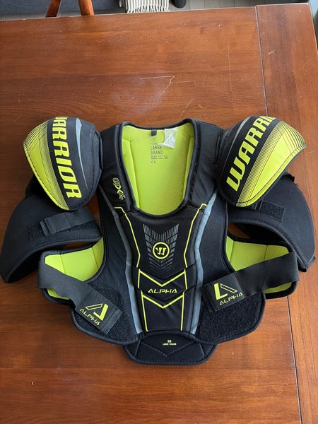 Men's Large Senior Warrior Alpha QX4 Shoulder Pads (Used)