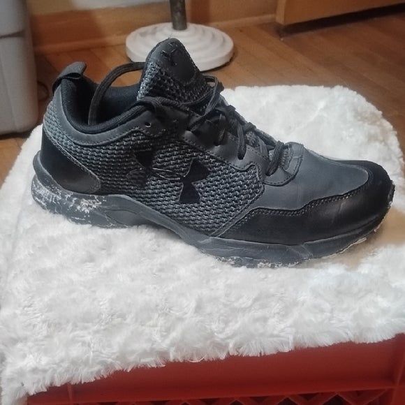 Under Armour turf shoes mens 10 m baseball / softball sneakers