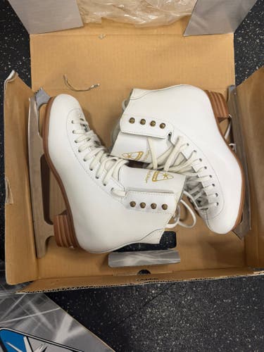 *New in box- Pro shop sale* Jackson DJ2370 Competitor Figure Skates Size 4.5B (multiple sizes)