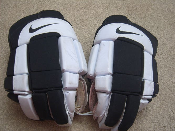 Vintage Good Condition Nike Senior Hockey Gloves Black/White sz 14"