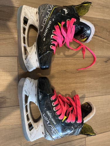 2021 Bauer Vapor 3X Hockey Skates Regular Width Size 2.5 (Used)