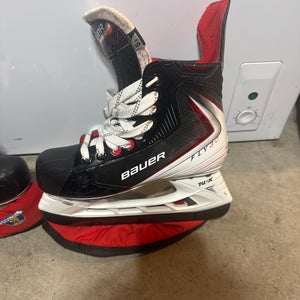 2025 Bauer Vapor Fly30 Hockey Skates Extra Wide Width Size 5.5 (Used)