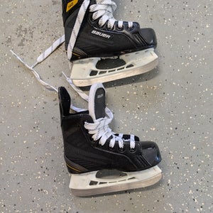 Black/White Bauer Supreme 140 Hockey Skates Regular Width youth 9 (lightly Used)