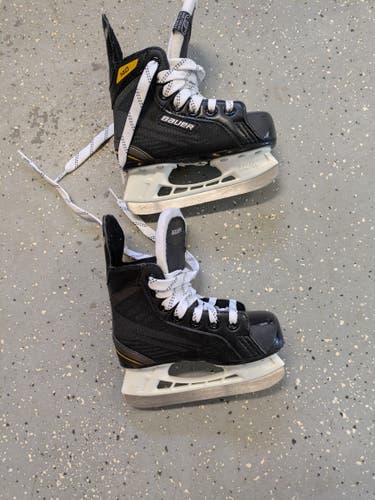 Black/White Bauer Supreme 140 Hockey Skates Regular Width youth 9 (lightly Used)