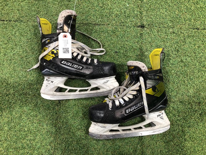 Intermediate Bauer Supreme 3S Pro Hockey Skates 6.5 (Used)