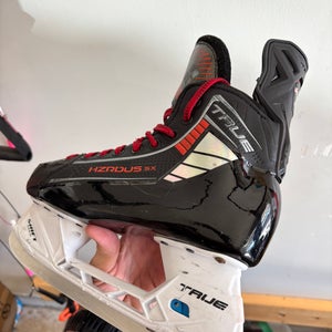 2023 True HZRDUS 5x Hockey Skates Regular Width 6 (Used)