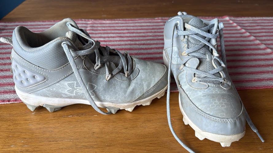Gray Kids 4Y (Big Kids / Youth) Youth Under Armour Molded Cleats Cleats (Used)