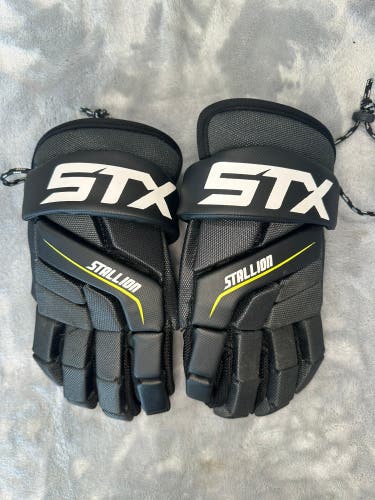 Black STX Stallion 200 Lacrosse Gloves (Used)