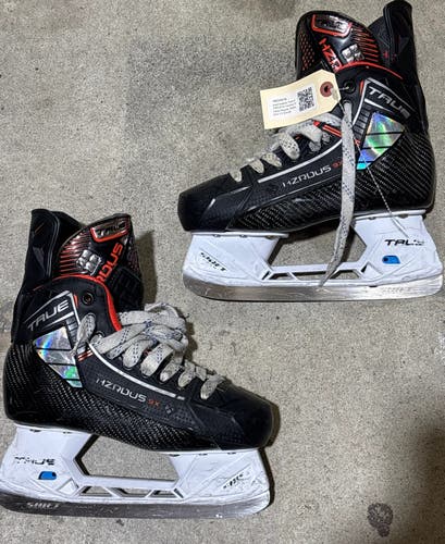 Intermediate True HZRDUS 9X Hockey Skates Regular Width Size 4.5 (Used)