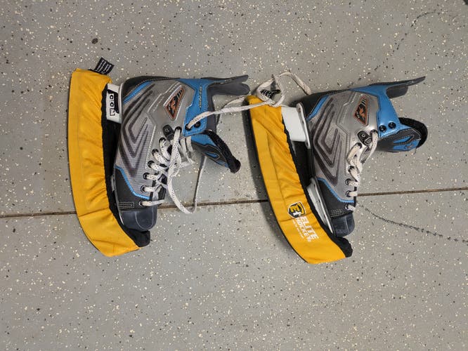 old CCM Hockey Skates Regular Width Size 5 (Used)