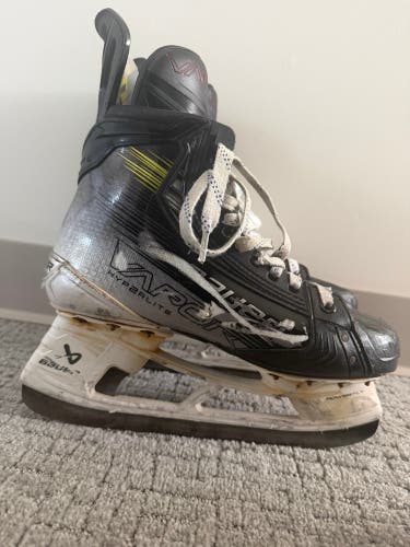 2023 Bauer Vapor Hyperlite 2 Hockey Skates Regular Width 7.5 (Used)