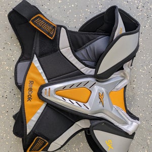 Men's Small Intermediate Reebok 5K Shoulder Pads (Never Used)