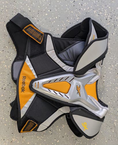 Men's Small Intermediate Reebok 5K Shoulder Pads (Never Used)