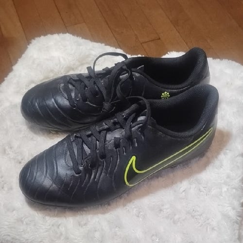 Nike Soccer Cleats youth 5y spikes shoes unisex