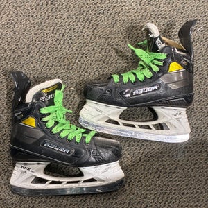 Junior Bauer Supreme 3S Pro Hockey Skates Regular Width Size 2.5 (Used)