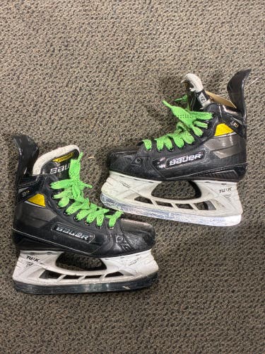 Junior Bauer Supreme 3S Pro Hockey Skates Regular Width Size 2.5 (Used)