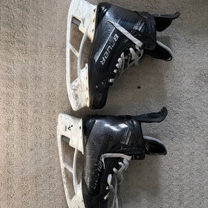 Black 2023 Bauer Vapor Hyperlite 2 Hockey Skates Regular Width Pro Stock 8.5 (Used)