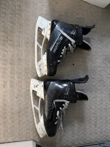 Black 2023 Bauer Vapor Hyperlite 2 Hockey Skates Regular Width Pro Stock 8.5 (Used)
