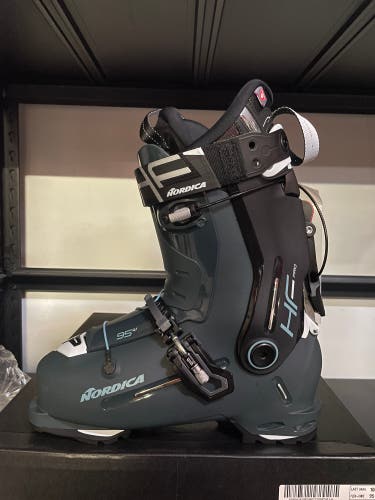 Mondo 25 & 25.5 Women's Nordica HF Pro 95 W Ski Boots Medium Flex (New)