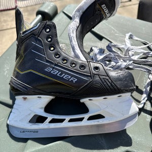 Black 2024 Bauer Supreme M40 Hockey Skates Size 4 (Used)
