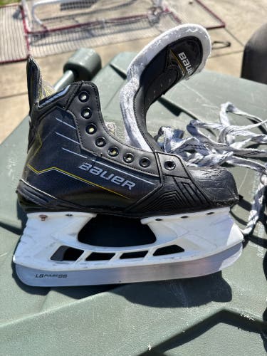 Black 2024 Bauer Supreme M40 Hockey Skates Size 4 (Used)