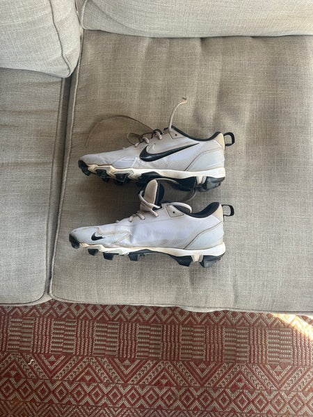 Gray Men's Size M 9.5 (W 10.5) Youth Nike Trout Low Top Molded Cleats (Used)