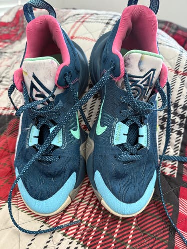 Kid's 3.5Y (Big Kids / Youth) Nike Shoes (Used)