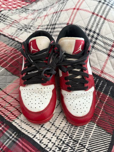 Kid's 4.5Y (Big Kids / Youth) Youth Jordan Low Top Molded Cleats (Used)