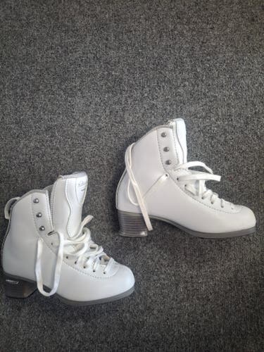 Jackson Debut Firm Misses Figure Skates Size: 3.5 R (Used)