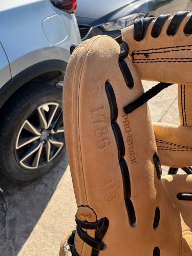 Wilson A2000 RH Infield Baseball Glove 11.5" (Used)