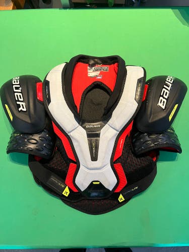 Bauer Vapor Hyperlite Shoulder Pads | Intermediate Medium