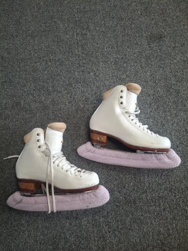Riedell Figure Skates A Adult 5.5 (Used)