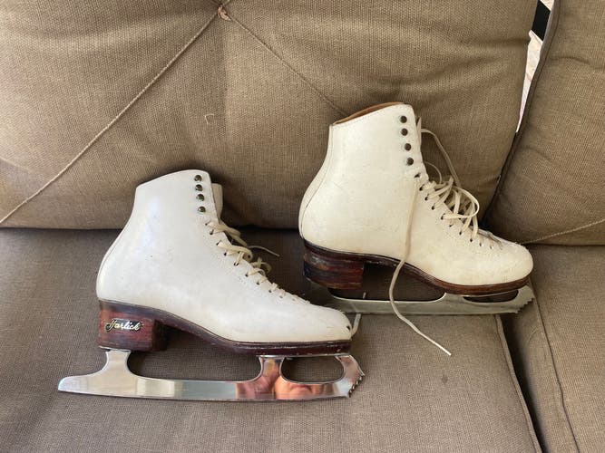 Figure Skates A Adult 7 (Used)