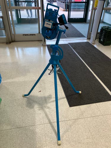 JUGS Lite Flite M6000 Pitching Machine  (Used)