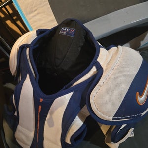 Nike V7 Shoulder Pads Senior LG (Used)