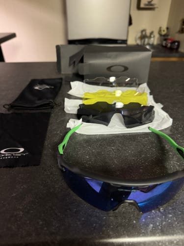 Green Unisex One Size Fits All Oakley Sunglasses (New)