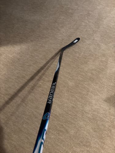 Intermediate Bauer Vapor Flylite Right Handed Hockey Stick P28 65 Flex (New) -