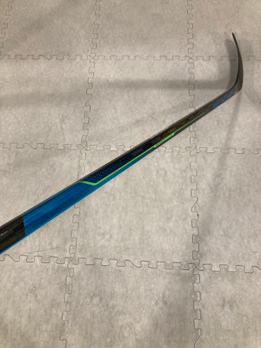 Intermediate Bauer Nexus Geo Hockey Stick | RH P92