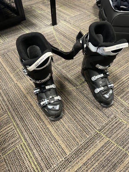 Mondo 26 & 26.5 Unisex Tecnica All Mountain Ski Boots Medium Flex (Used)