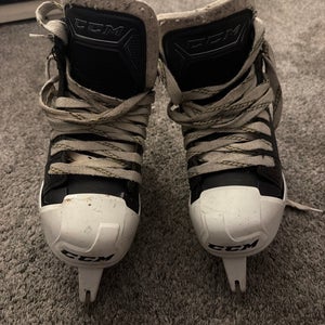 Black 2018 CCM Tacks Classic 9060 Hockey Skates Regular Width Size 4 (Used)