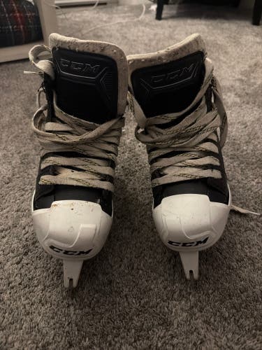 Black 2018 CCM Tacks Classic 9060 Hockey Skates Regular Width Size 4 (Used)