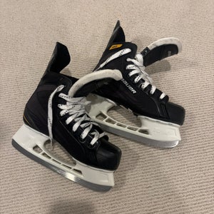 Black Bauer Supreme Hockey Skates Regular Width Size 4 (Used)